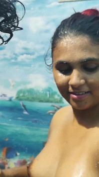 Casal quente toma banho no banheiro