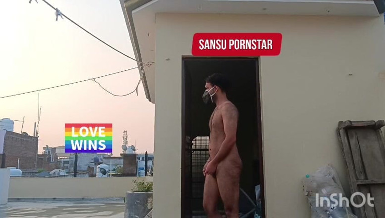 Sansuindia: Attore indiano nudo all'aperto