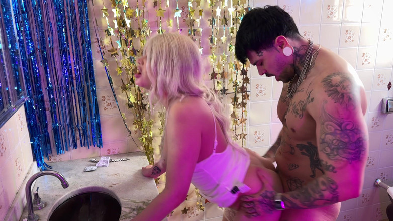 Quente club: Blondynka z łazienki spełniła życzenia pompowanych na imprezie Halloween