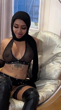 Awek Arab dengan tudung dikongkek lelaki putih