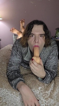 포즈를하면서 목구멍 훈련을하는 비 이인상 펨보이