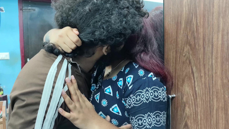 Vaigavarun45: honthon ka taala, gale men chunban aur malloo larki ke...