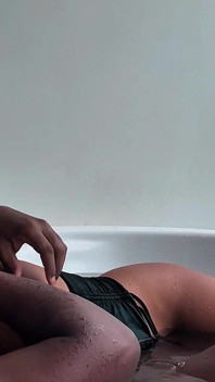 Delicious fuck inizia sulla terrazza e termina sul letto con un orgasmo tremante