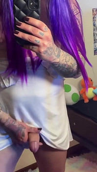 Trans ragazza mostra il suo grosso cazzo e sborrandolo deliziosamente