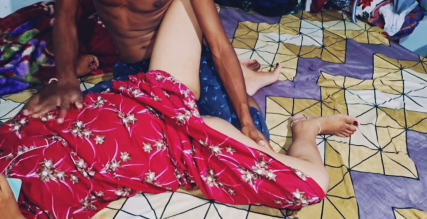 Teensex: Nadržený Devar šuká nádhernou čerstvě vdanou Bhabhi s velkými prsy.