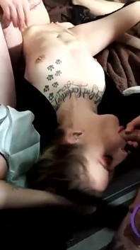 Gangbang avec une bombasse tatouée perverse