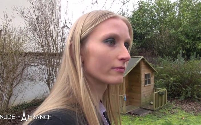 Nude in France: Чудова блондинка з красивим довгим волоссям отримує від свого садівника