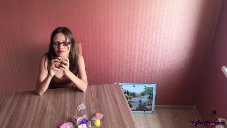 PerfectHelen: Gagică excitată, 1 lună fără sex, se masturbează cu siluete de...