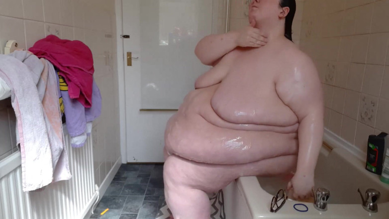 SSBBWLadyBrads: Awek montel super saiz bermain perut bilik air &amp; mandi