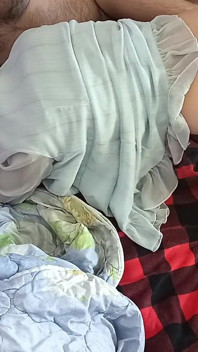 Erotische massage met een heet amateurpaar. Latina met grote kont, grote tieten, harig poesje.