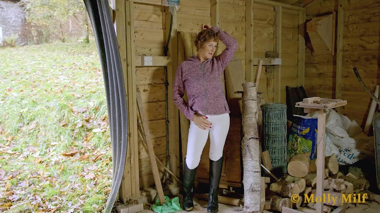 Molly MILF: Gorąca dojrzała Molly MILF w jej ciasnych seksownych Jodhpurs
