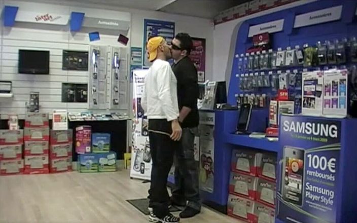 Gaybareback: SluFucked por vendedor de loja de telefone