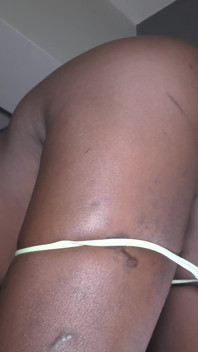 Una troia nera tettona prende un creampie amatoriale da dietro
