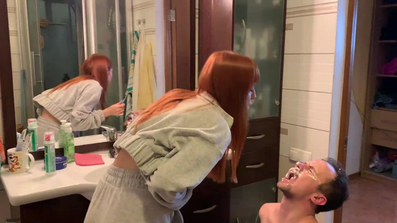 Petite Princesses Femdom: Zrzka si čistí zuby a plive do úst otroka - amatérské ponížení femdom