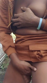 Ao ar livre balançando meu rabo dedilhando minha buceta peluda e molhada
