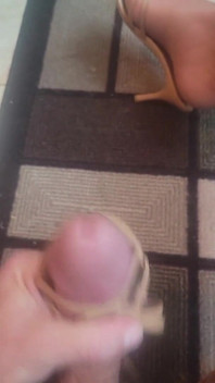avec des talons et des bas nylon et éjaculation sur le talon