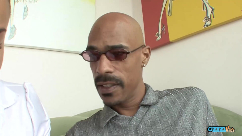 Zizi Vids: 흑인 대물 자지 따먹기 전에 빨고 싶어하는 그녀