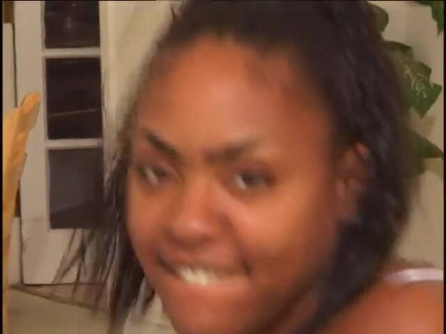 Best Butts: Bílý chlápek šuká roztomilou ebenovou sestřičku v sexy bílém prádle