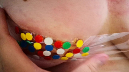 Bouncy Tits Action: Prsa a pytel na palec
