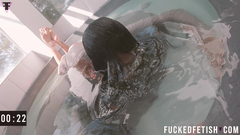Fucked fetish: 4K Primeira Deusa Latina Under golden bplay eswinsuit água