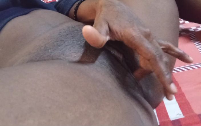 Super sexy ebony cuties: En me caressant le clito, j’ai lancé ma culotte en...