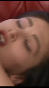 Utanmaz ve sıska orta yaşlı seksi kadın iki adam tarafından sikiliyor