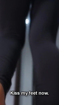 Los pies grandes de la diosa de giganta aplastando tu ciudad