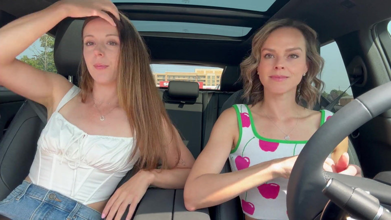 Serenity Cox: Nadia Foxx e Serenity Cox usando vibradores exuberantes de controle...