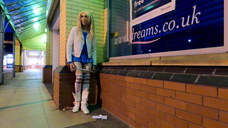 The Midnight Minx: Ukazuji crossdressera mimo obchod