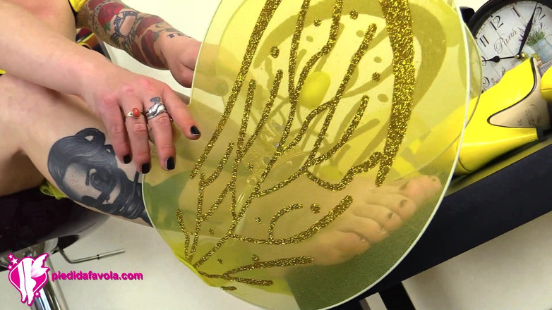 Feet & Cosplay: 스타킹을 입고 꿀벌 코스프레 의상을 입은 섹시녀 Lilith