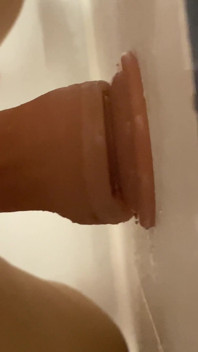 像一个肮脏的女孩一样在浴缸里骑乘我的假阳具