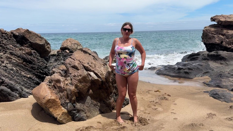 Emma Voyeur: Public Pee Terdesak Di Pantai