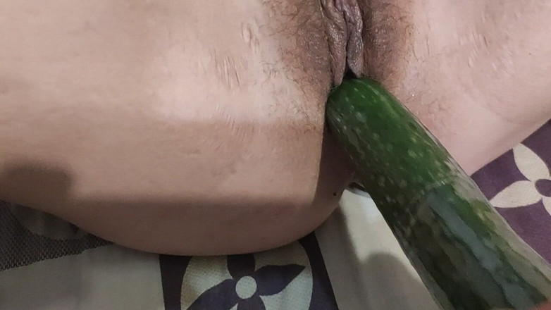 DirtyLubov: Masturbation avec un concombre et sexe oral