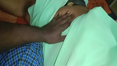 Tamil Anti Uma: 나는 이모의 집에 갔고 그녀는 Saree로 너무 미미해서 그녀의 가슴을 가지고 그녀와 섹스를했다.