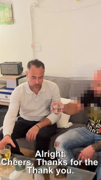 Heterosexuales Curiosos Jonas Y Steven Chupan Y Se Follan Mientras Las Esposas Están En Casa