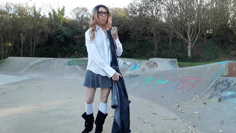 The Midnight Minx: Crossdresser faculdade menina skate park stripper