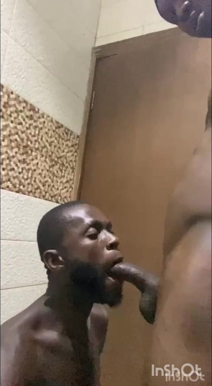 Chief_daddyy: Hercules wordt geneukt in een badkamer