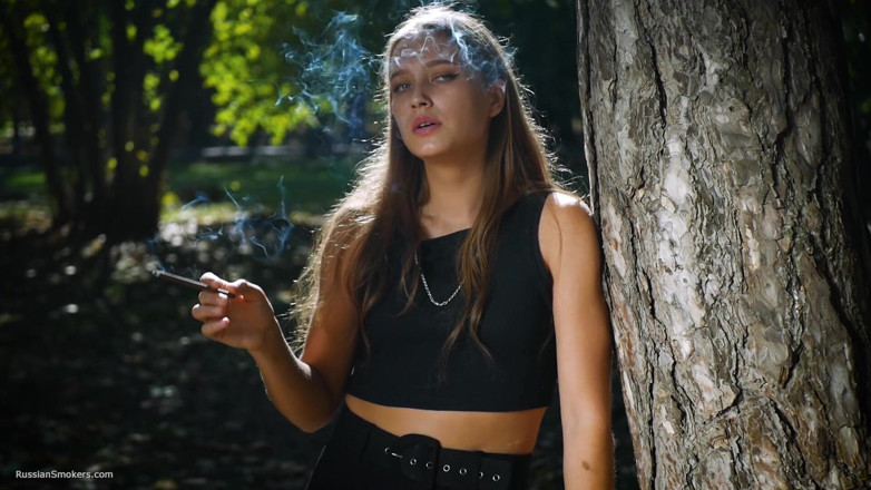Russian Smokers: Sexy ruská holka kouří cigarety indoor studio