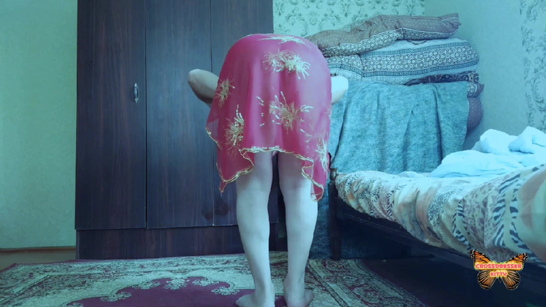 Kitty_Cross: 红肚子舞者裙子热辣的白人娇小变性人 shemsle crossdresser 娘娘腔可爱男孩对女孩