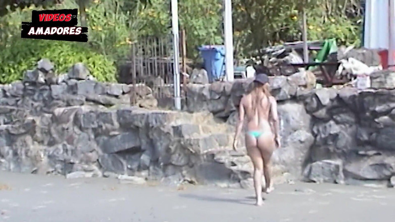 Amateurs videos: Гарячі дівчата знімають одяг на безлюдному пляжі