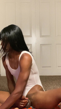 Dominazione femminile versatile nel culo muscolare