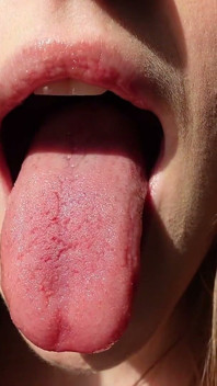 Rakaman dekat bibir dan lidah saya