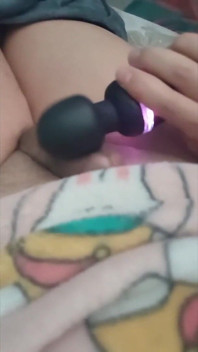 Sissy berseronok dengan alat penggetarnya