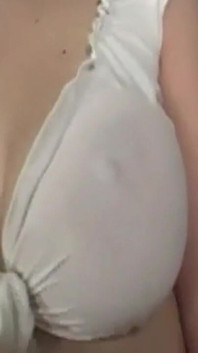 痩せたブルネットの美女が深く喉を吸い、激しく突かれる