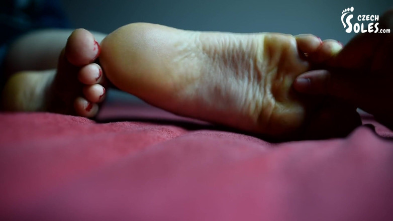 Czech Soles - foot fetish content: Heimfee kriecht zu Annas füßen im bett
