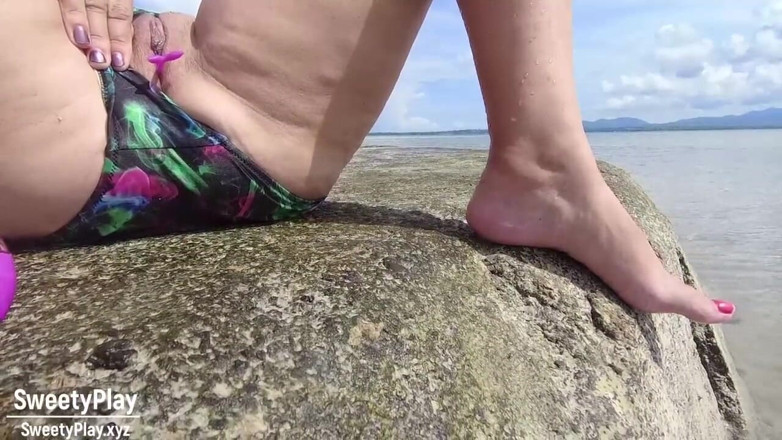 SweetyPlay: Remote control my vibrator on a common beach and pee