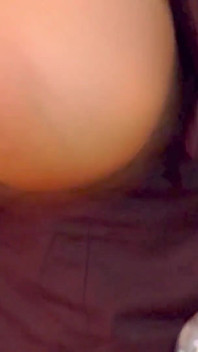 Le copain de Sharon Pink n'a guère besoin de regarder du porno - ce qu'elle prouve alors aussi