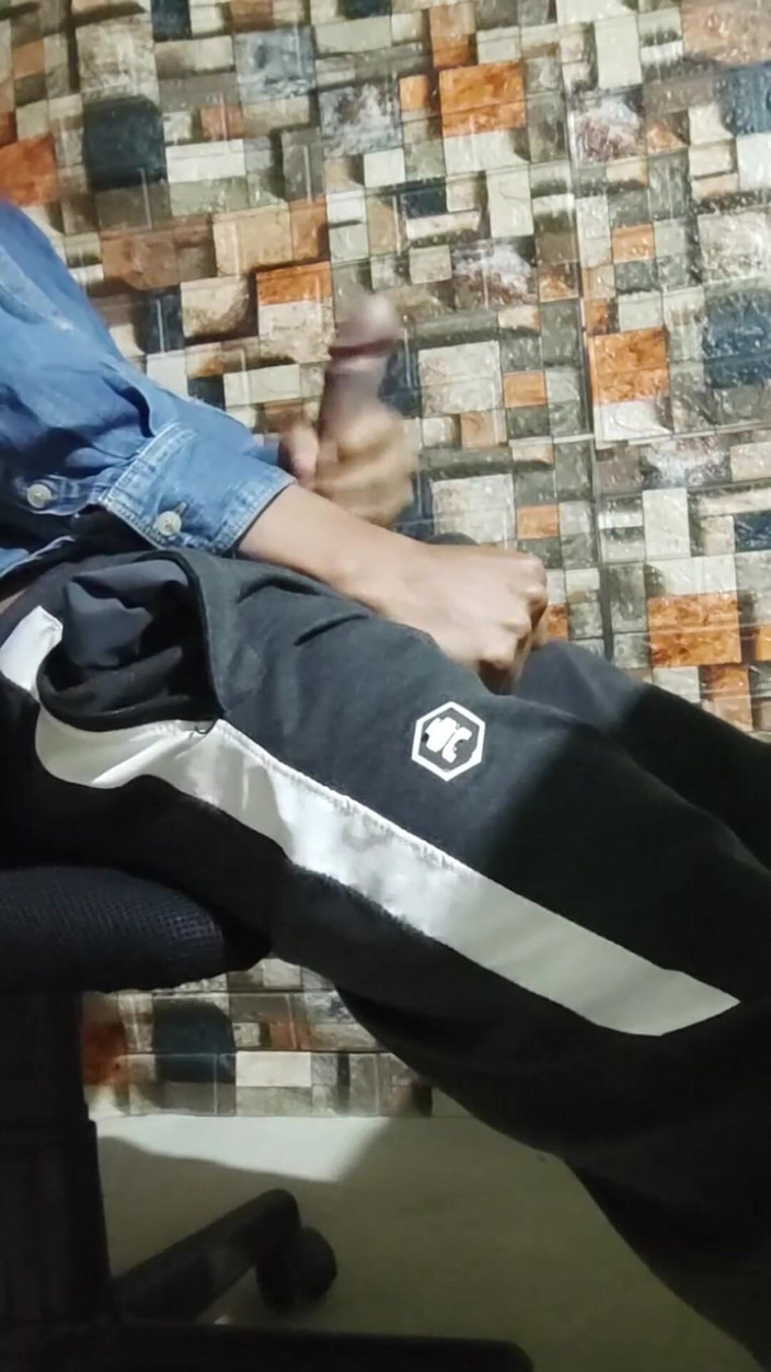 Hornyboy2058: 私は爆発しそうになるほど強くエッジを効かせ、コントロールを失うのを見ました
