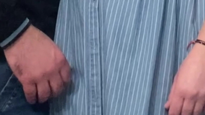 Niki studio: Perverser alter Mann masturbiert Muschi mit den Fingern in der...