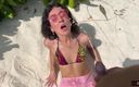 Dis Diger: 해변에서 강력하게 오줌 싸고 그녀의 얼굴에 황금 샤워를 하는 Katty